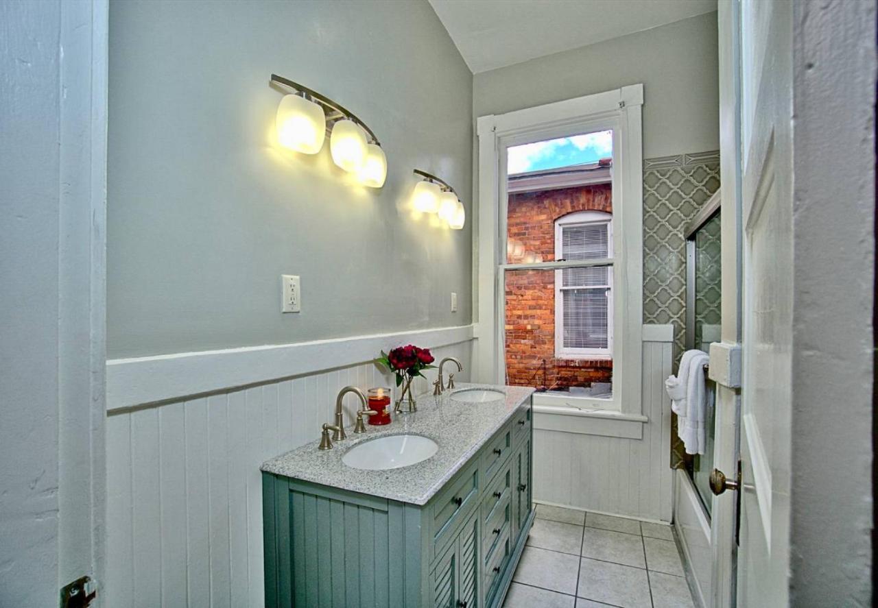 2 Bedroom Renovated Townhouse In Downtown Savannah Exterior photo