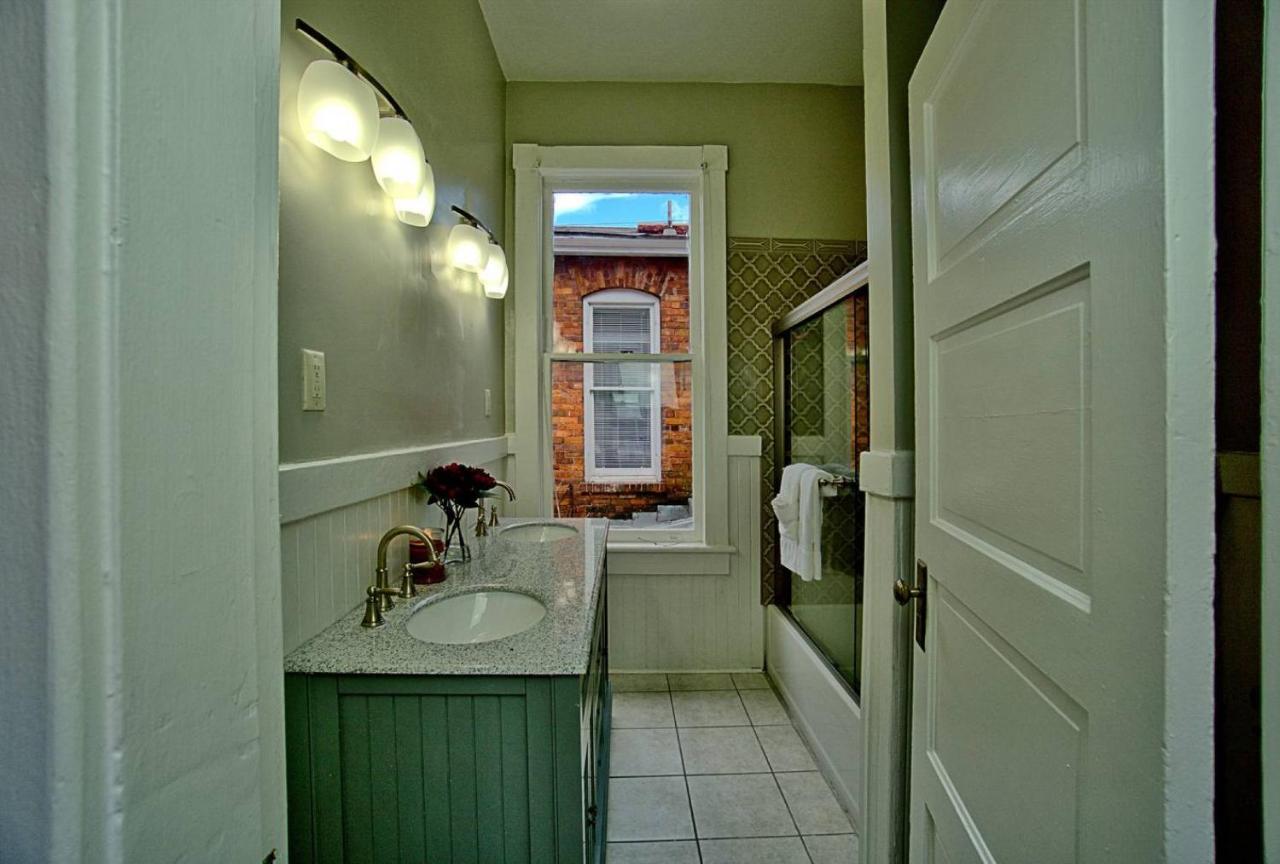 2 Bedroom Renovated Townhouse In Downtown Savannah Exterior photo