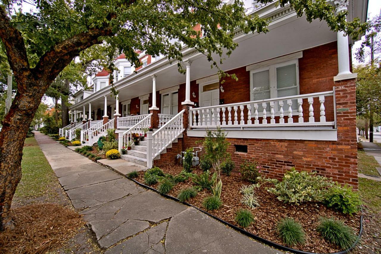 2 Bedroom Renovated Townhouse In Downtown Savannah Exterior photo